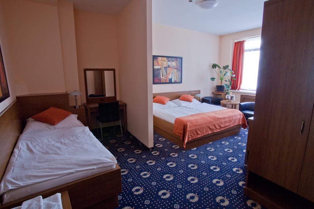Hotel Penzion Gremium Pressburg Zimmer foto